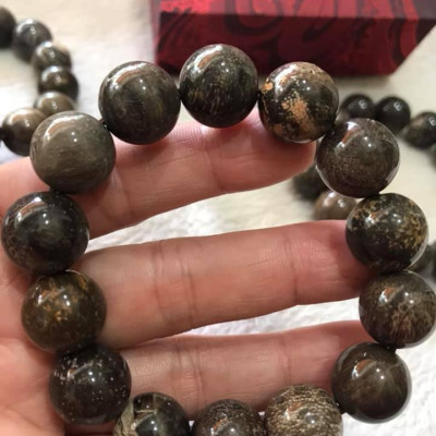 Vòng Gỗ Hóa Thạch Nam Đeo Tay Rất Đẹp Hiếm có hàng size 14mm Vòng size 14ly gồm 14 hạt vào cung nam đeo được hết ạ Màu Nâu Đậm Vân Gỗ Tự Nhiên Nam đeo Đẹp Sang Tay tốt rẻ ạ