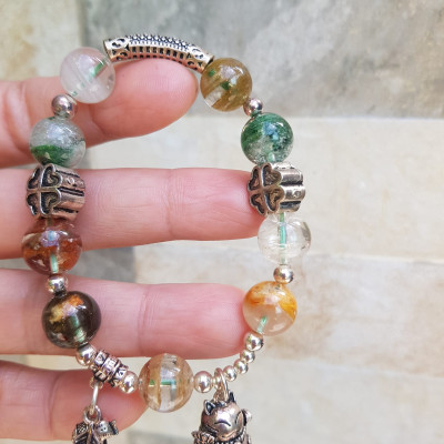 Vòng tay phong thủy may mắn đá thạch anh Ưu linh tự nhiên Charm bạc kiểu hình chiếc lá mèo may mắn hoa đẹp lắm ạ Nữ đeo lên tay vừa đẹp vừa sang tốt cho sưc khỏe, may mắn và phong cách trẻ trung sang trọng ạ