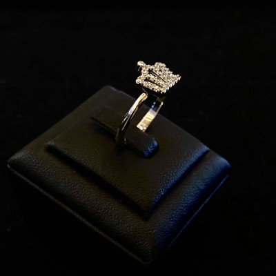 nhẫn vàng 18k vương miện đính đá
