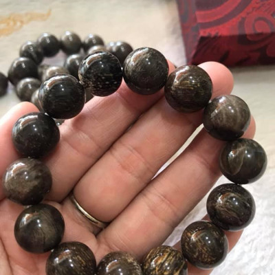 Vòng Gỗ Hóa Thạch Nam Đeo Tay Rất Đẹp Hiếm có hàng size 14mm Vòng size 14ly gồm 14 hạt vào cung nam đeo được hết ạ Màu Nâu Đậm Vân Gỗ Tự Nhiên Nam đeo Đẹp Sang Tay tốt rẻ ạ