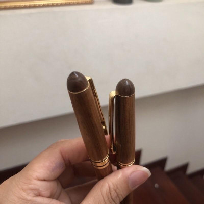 Bút ký gỗ Bách Xanh nắp xoay (PE994X) Mùi thơm gỗ thu hút may mắn, tài lộc cho người sở hữu