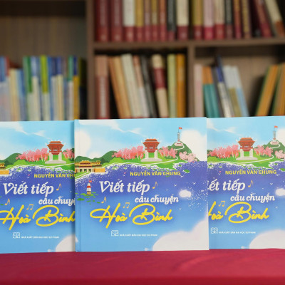 [Tặng kèm Postcard bản chép tay có chữ ký Nhạc sĩ Nguyễn Văn Chung] VIẾT TIẾP CÂU CHUYỆN HÒA BÌNH – Nguyễn Văn Chung – NXB Đại học Sư phạm
