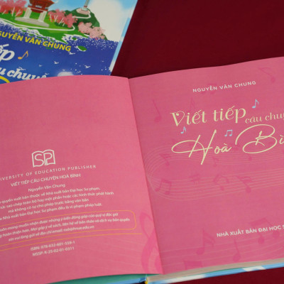 [Tặng kèm Postcard bản chép tay có chữ ký Nhạc sĩ Nguyễn Văn Chung] VIẾT TIẾP CÂU CHUYỆN HÒA BÌNH – Nguyễn Văn Chung – NXB Đại học Sư phạm
