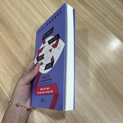 Sách - Tư duy như nhà triết học: Nắm bắt logic của lập luận và đạo đức (Nhã Nam HCM)