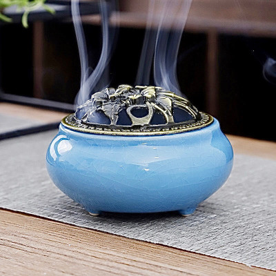 Lư xông trầm bằng gốm có tấm lót chống nóng , chống ố vàng đáy lư , lư hương sứ kèm đế cắm được tất cả các loại nhang , giúp tạo ra bầu không khí trong lành , tĩnh tâm và an lạc